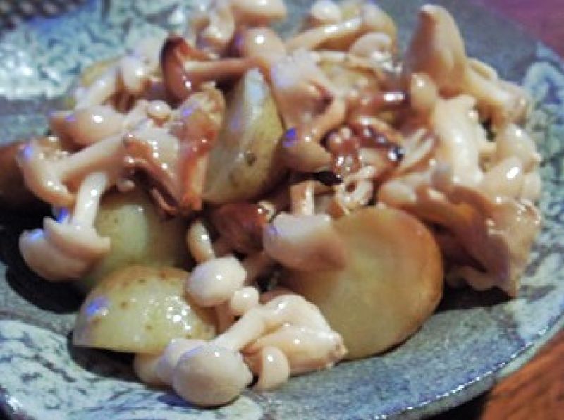 トリュフオイルで、新じゃがとしめじのホットサラダ