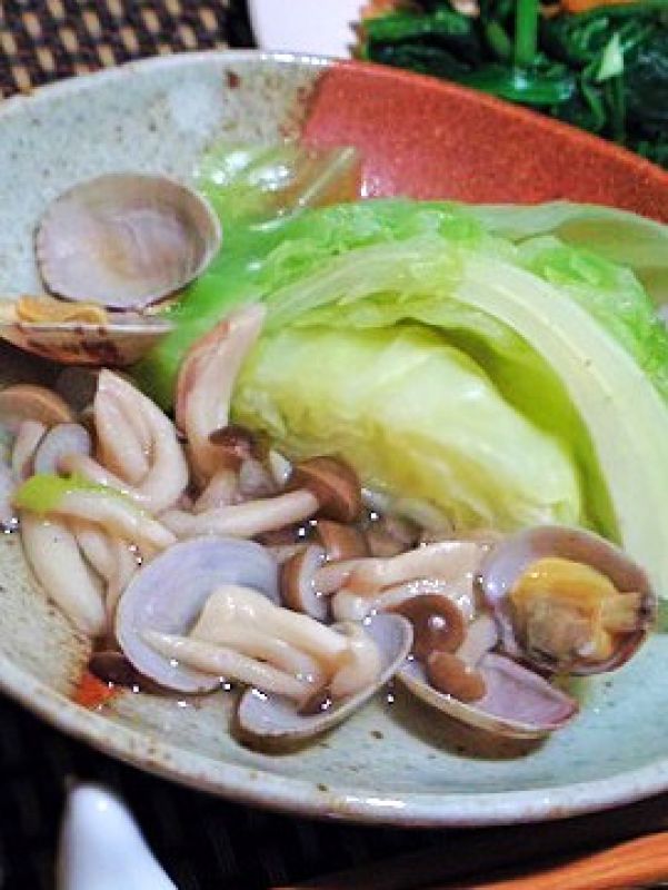 旬の春キャベツ、アサリとしめじのあっさり煮
