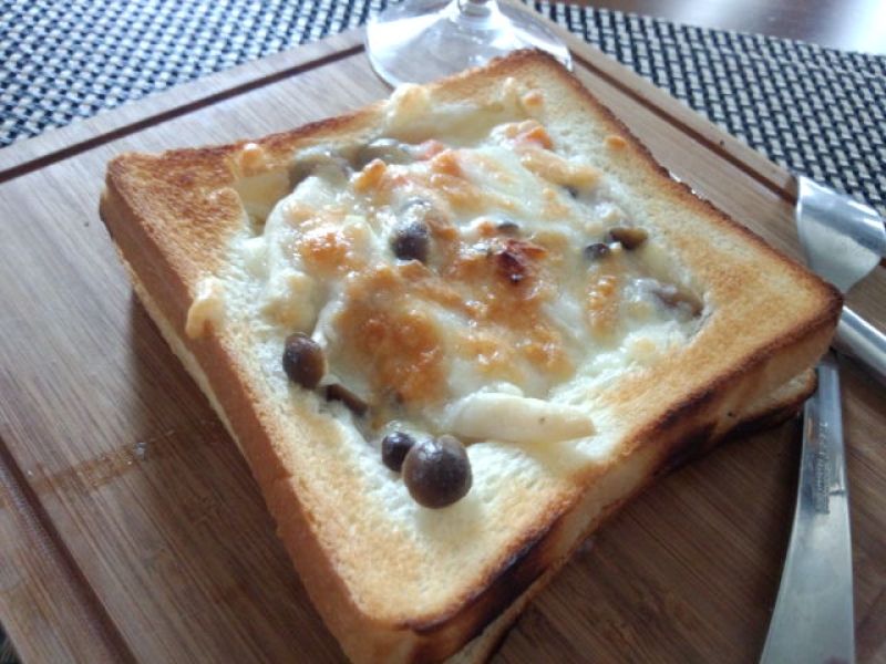 トースターで簡単、しめじのパンキッシュ