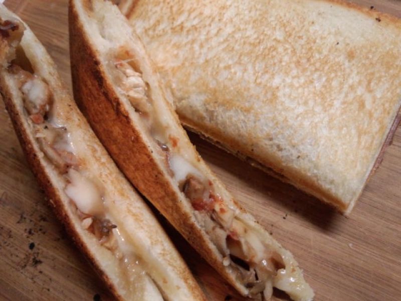 かりっととろっと、ピザ風マイタケホットサンド