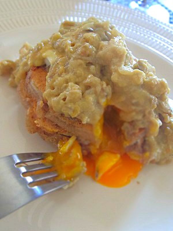 エッグベネディクト風、マイタケソースパンケーキ