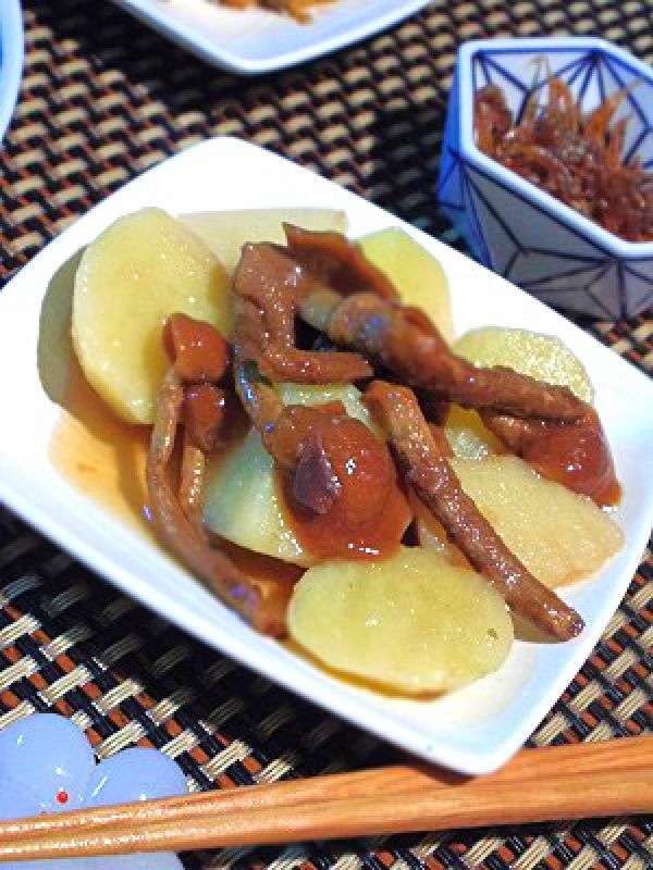 なめこと新じゃがのピリ辛煮