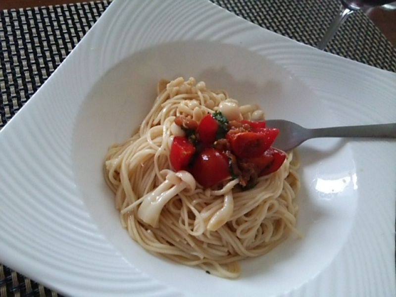 素麺で、ぶなぴーとミニトマトの和風カッペリーニ