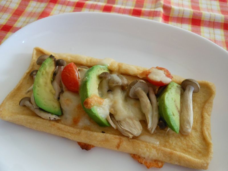 ブナシメジのお揚げピザ