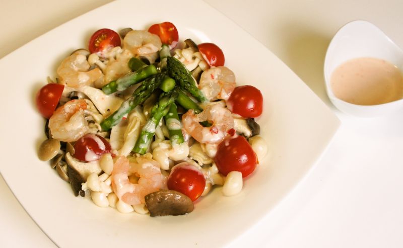 三種のきのこと彩り野菜のエスニックヨーグルトソース添え