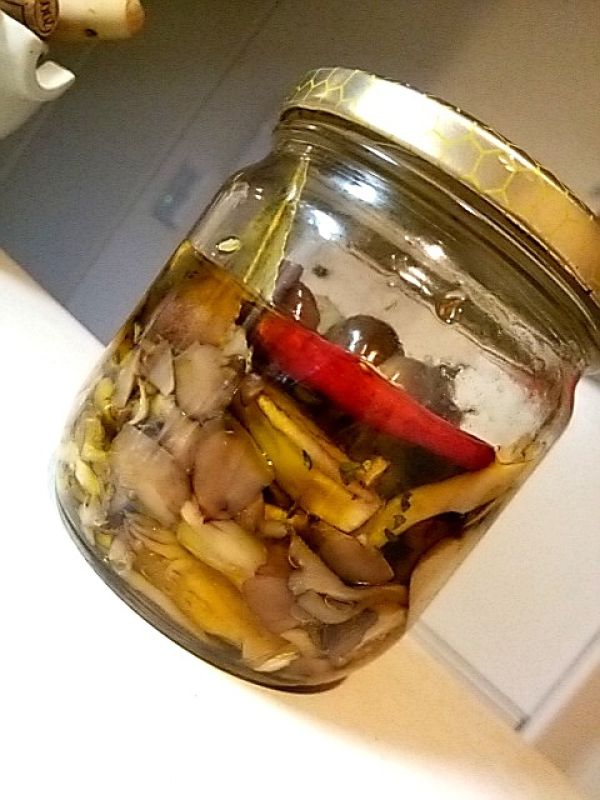 パンにパスタに、燻製きのこのオイル漬け