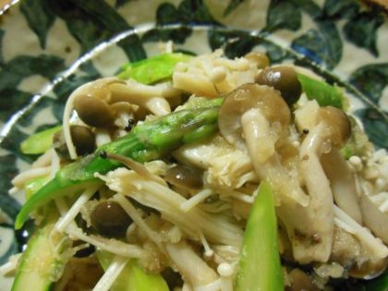 しめじとアスパラのみぞれあえ