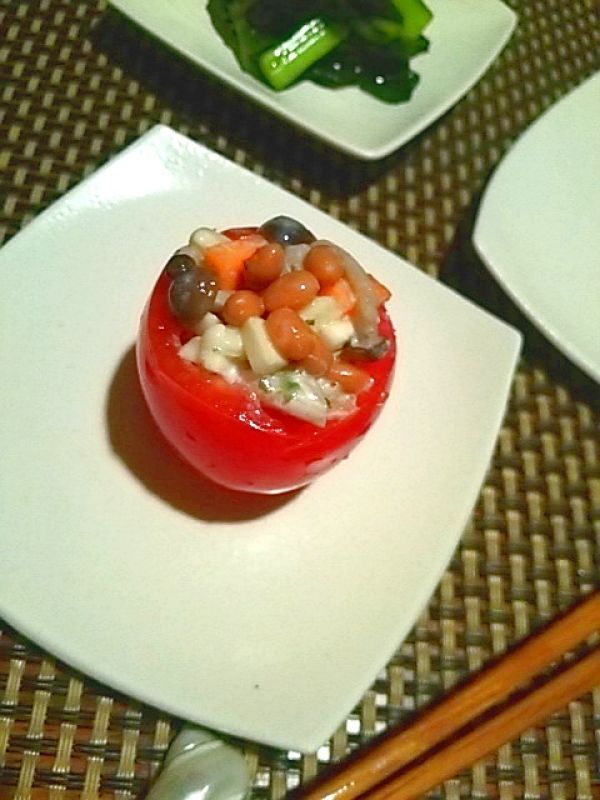 トリプル菌パワー、納豆としめじのスタッフドトマトサラダ