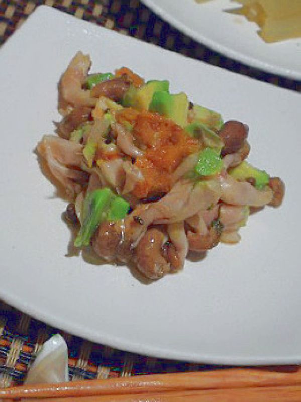 簡単ヘルシー、しめじとアボカドの梅土佐和え