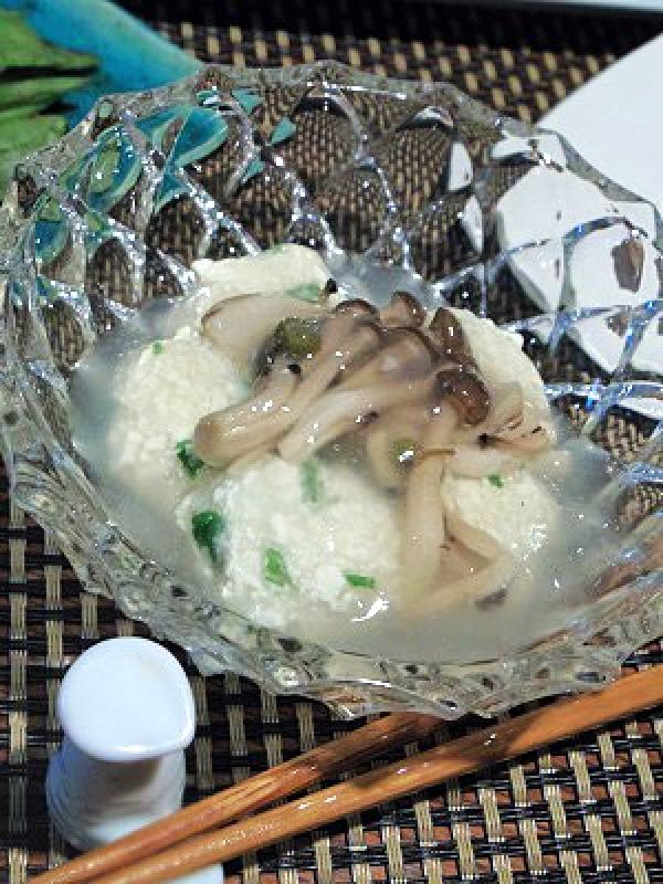ひんやりつるん、大葉豆腐団子のしめじ餡