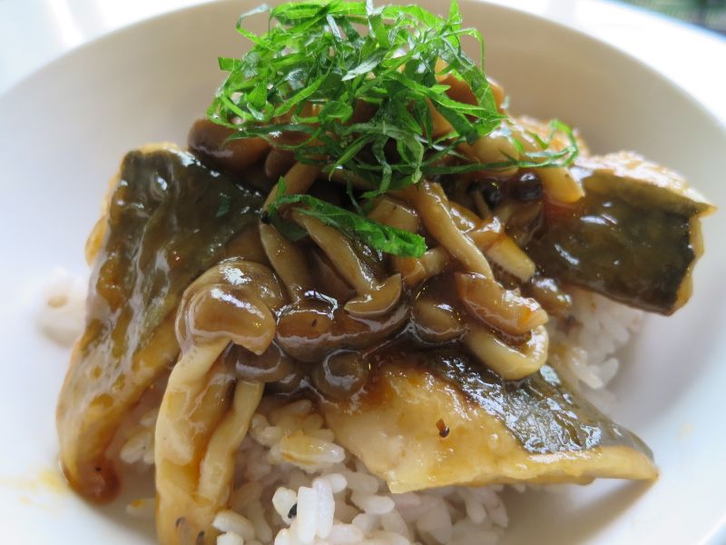 しめじと魚の甘辛丼