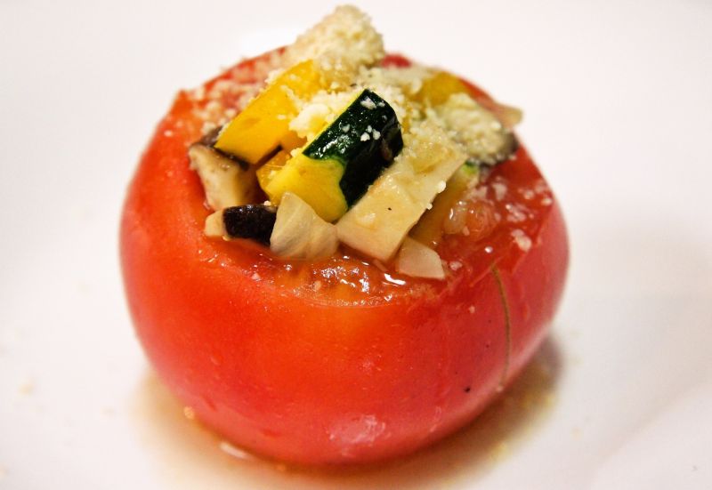 エリンギと彩り野菜のトマトの器でホットサラダ