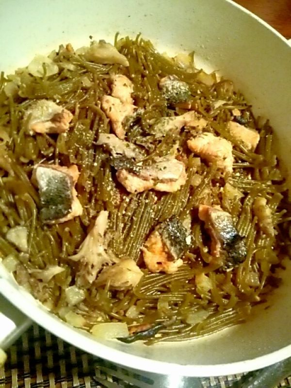 フライパンで簡単、マイタケと秋鮭のフィデウア