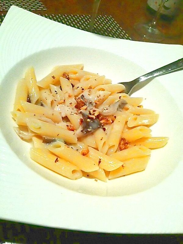 霜降りひらたけのクルミクリームペンネ