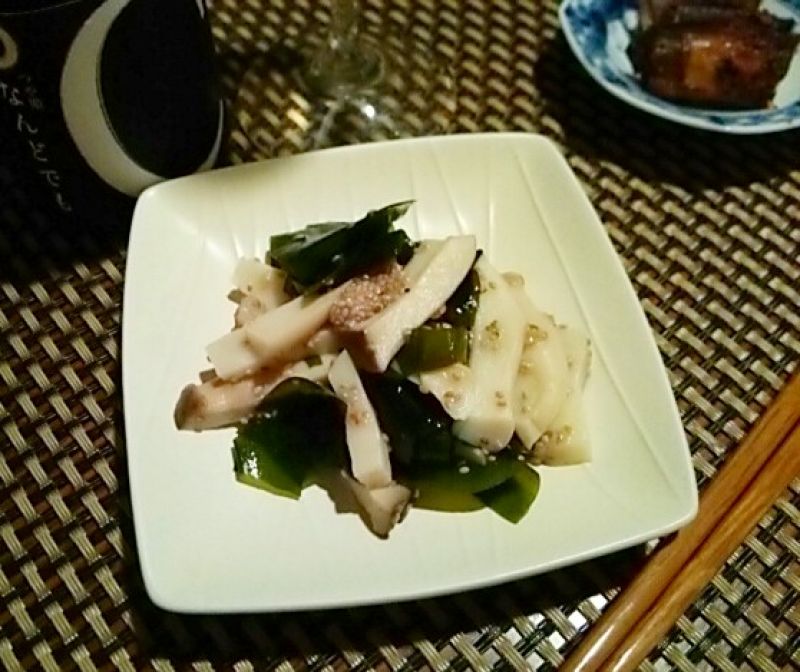 エリンギと若布のバジルシード塩麹和え