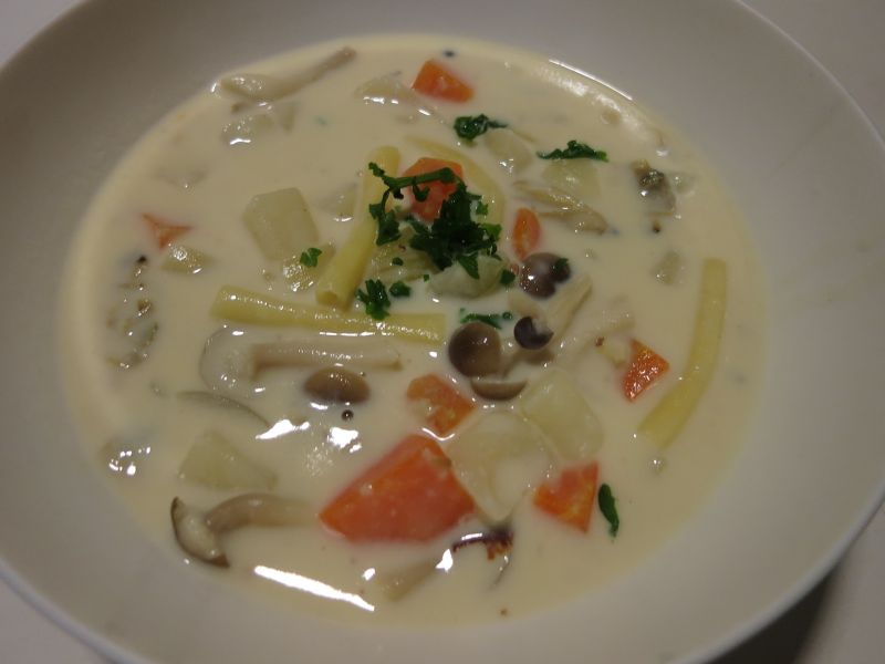 しめじとあさりのマカロニ入りクラムチャウダー