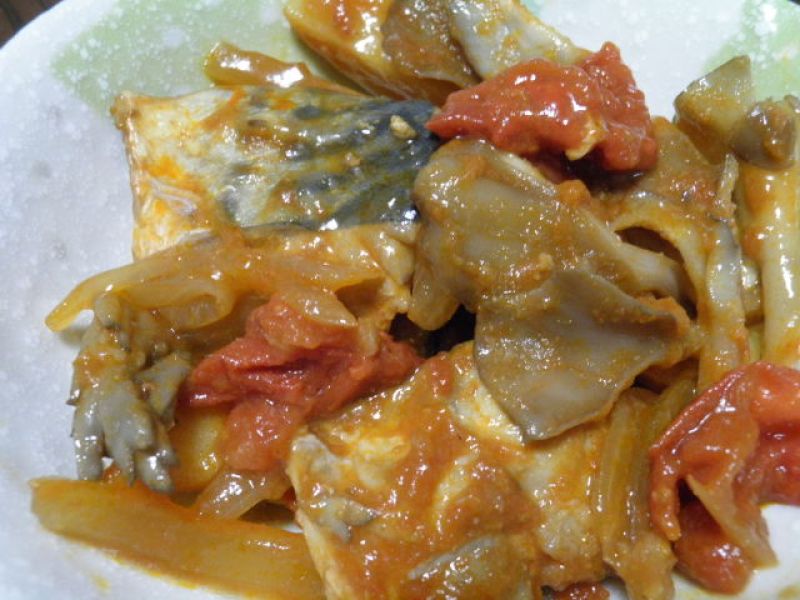 サバとマイタケのトマト煮