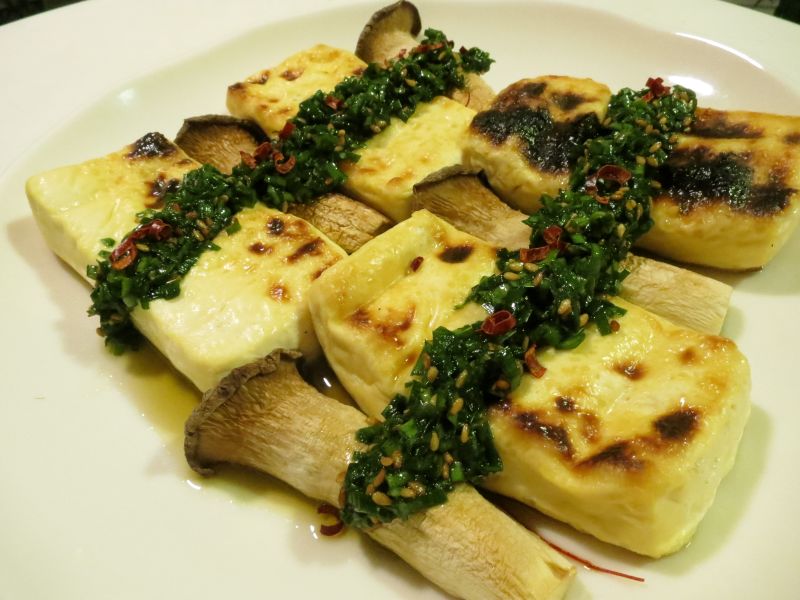 焼きエリンギと焼き豆腐のニラソースのせ