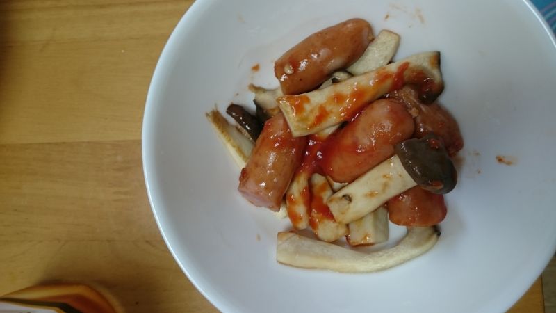 エリンギとソーセージの白ワイン炒め