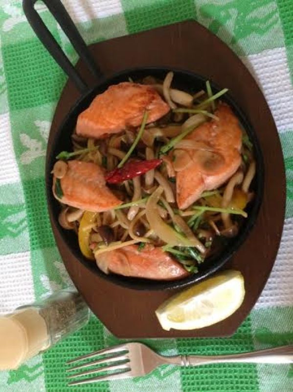 シメジと豆苗たっぷりサーモンパスタ