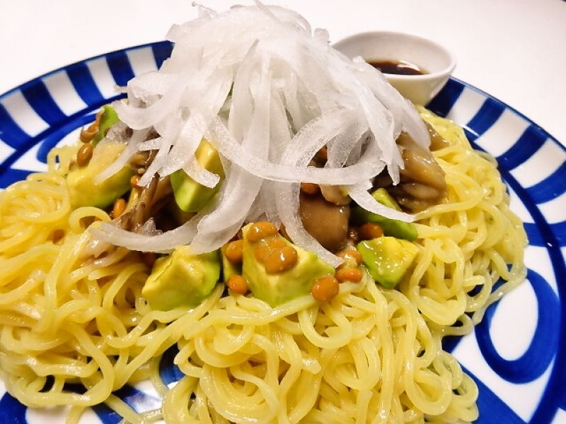 マイタケとアボカド納豆のラーメンサラダ