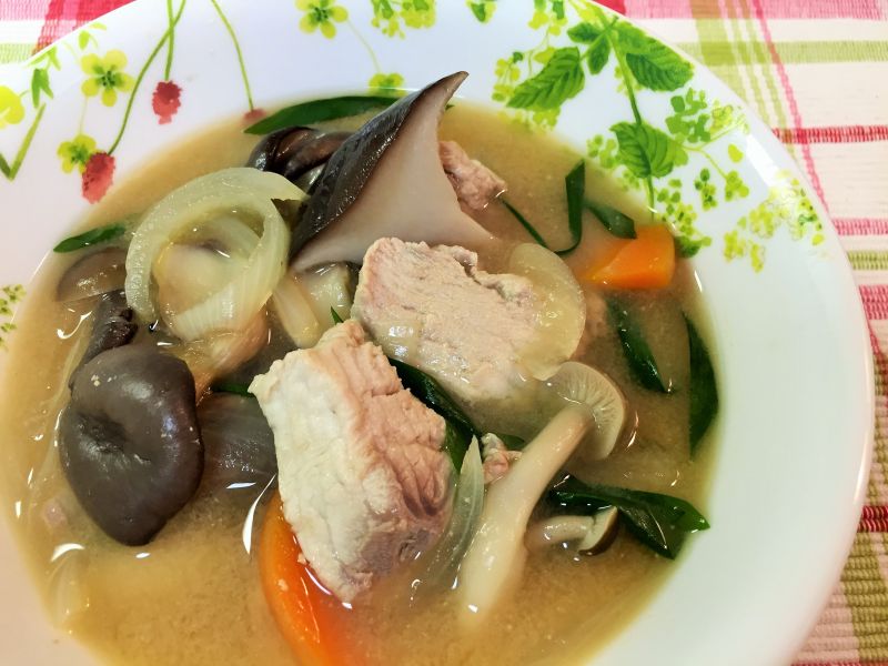 3種類のキノコとモウカサメの味噌煮