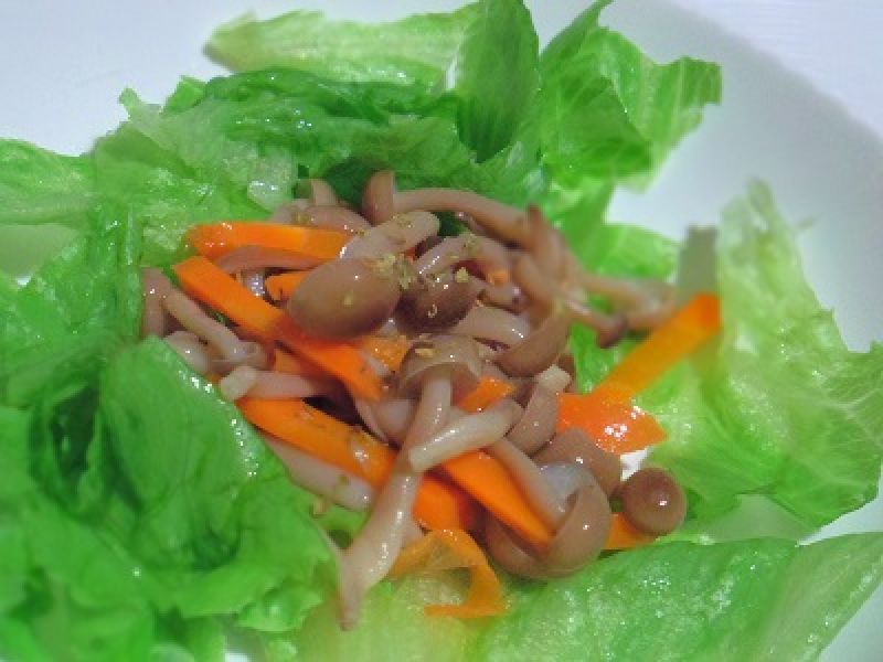 話題のココナッツオイルでしめじのキャロットラペ