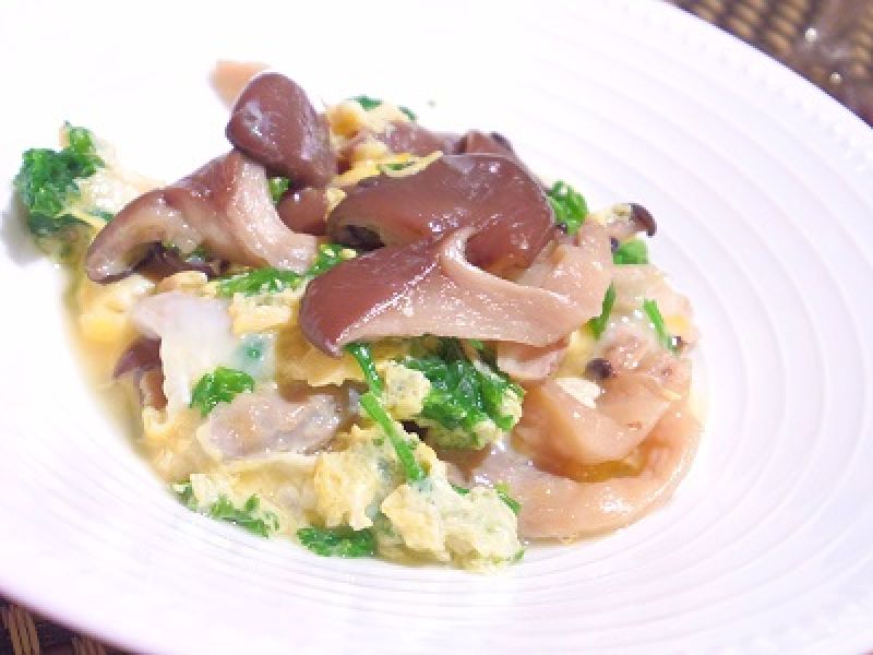 出汁いらず、霜降りヒラタケとパセリの卵とじ