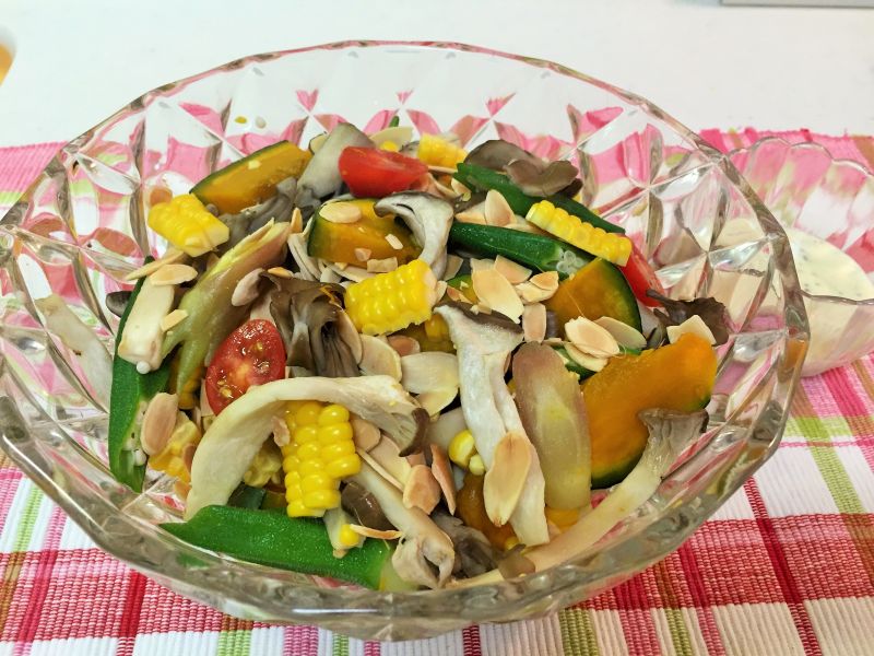 アーモンド入りキノコの夏野菜サラダとヨーグルトソース♪