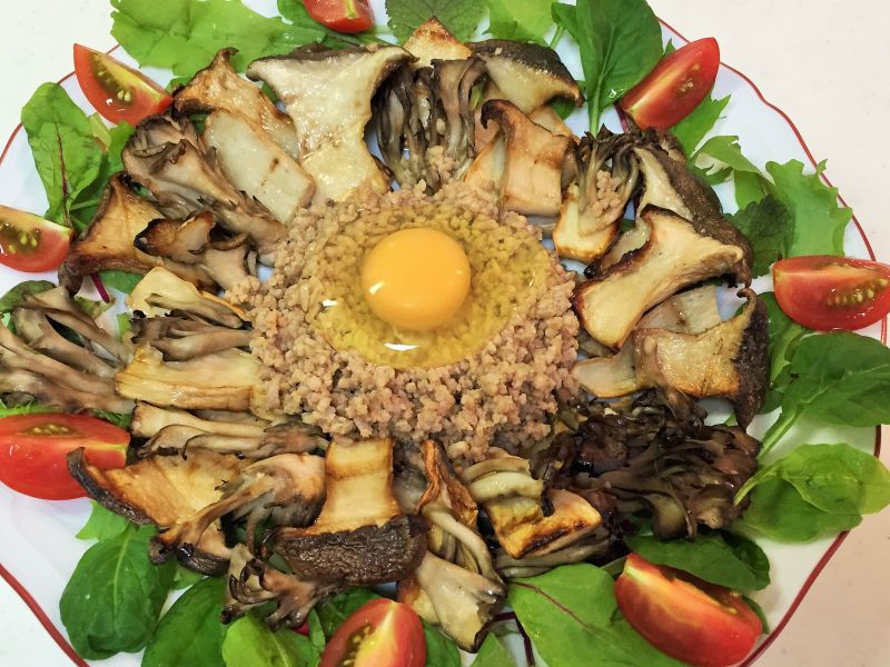 ちょっとお洒落に焼きキノコ　～味噌味の豚挽肉、卵、野菜添え～