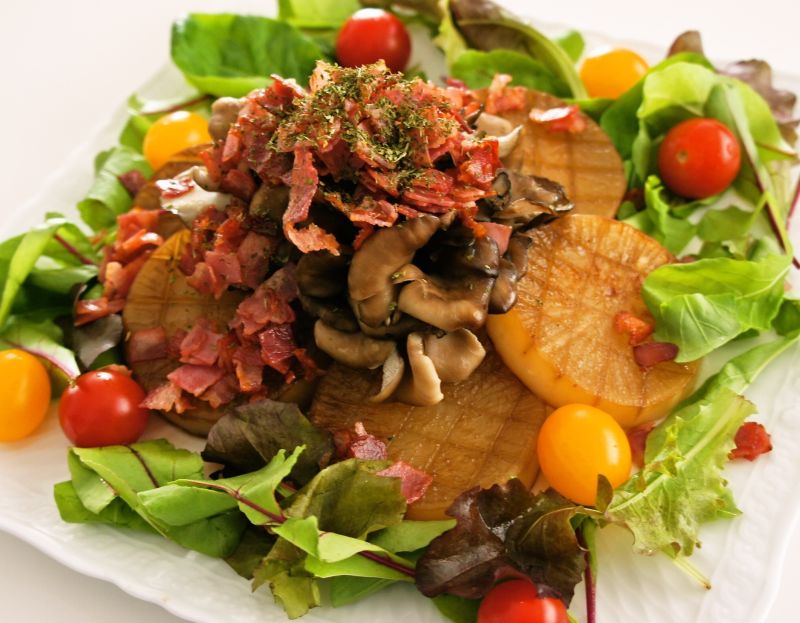 蒸し焼きマイタケとカリカリベーコンのせ大根ステーキ