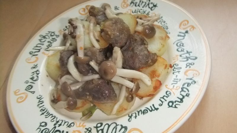 砂肝とじゃが芋きのこの炒め物