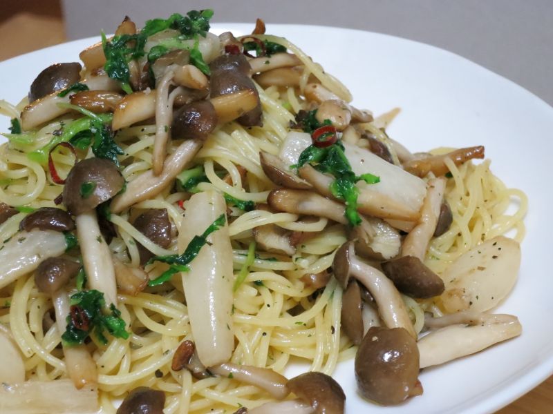 小かぶとしめじのペペロンチーノ