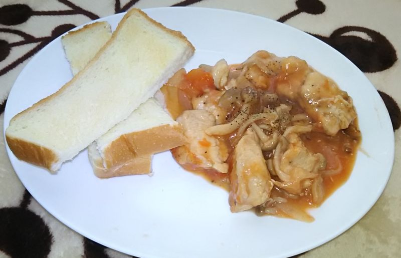 鶏肉とブナシメジのトマト煮込み