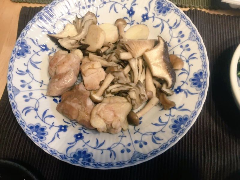 鶏とキノコのガーリックソテー