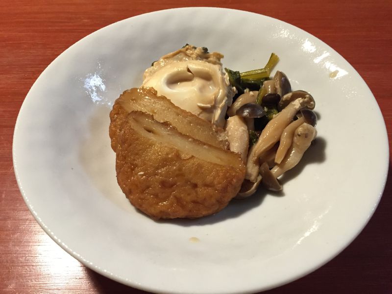 さつま揚げとぶなしめじの落とし卵煮