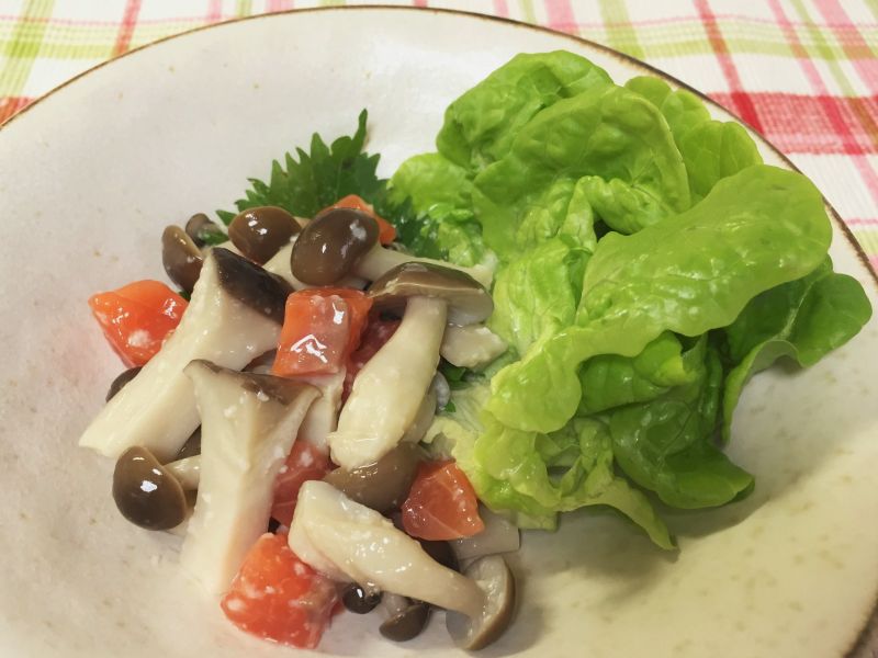 ２種類のキノコとサーモンの塩麹漬け♪