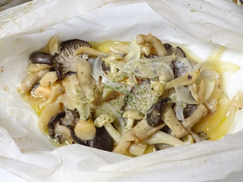 霜降りひらたけとブナピー入り鮭の包み蒸し