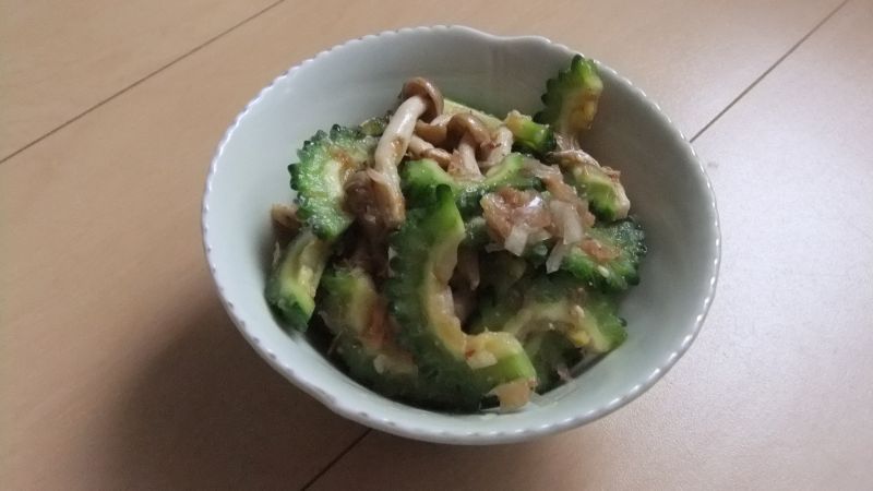 ゴーヤとしめじのナムル