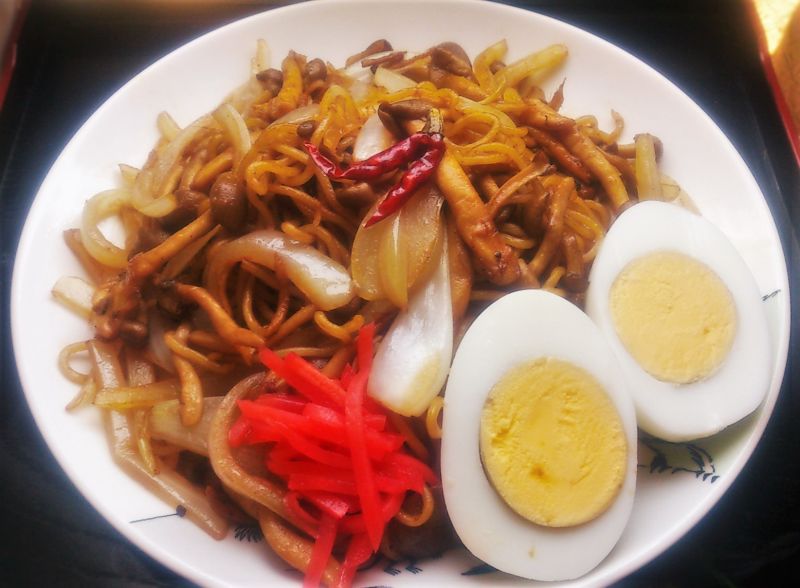 生姜たっぷり きのこと玉ねぎのピリ辛焼きそば