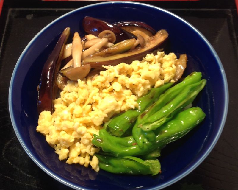 具だくさん 夏野菜ときのこと卵の３色丼