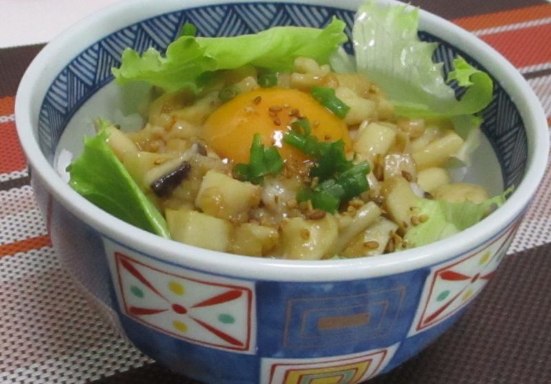 エリンギとブナピーの新感覚「ユッケ丼」