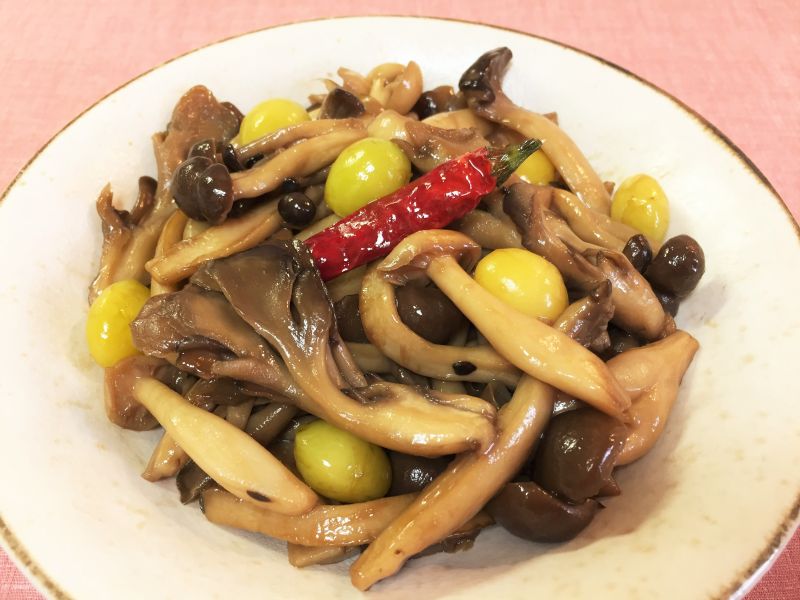 秋の味覚！キノコと銀杏の炒め煮♪