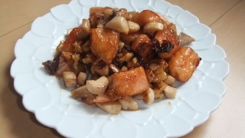 生鮭とナッツのはちみつ絡めあえ