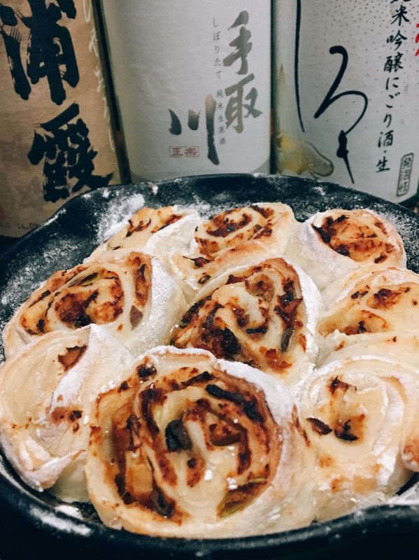 スキレットで舞茸とネギ味噌のぐるぐるパン