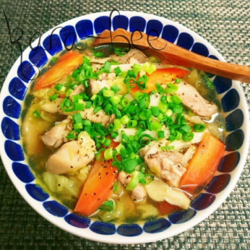 具だくさん燃焼系♡鶏ときのこの和風コンソメジンジャースープ