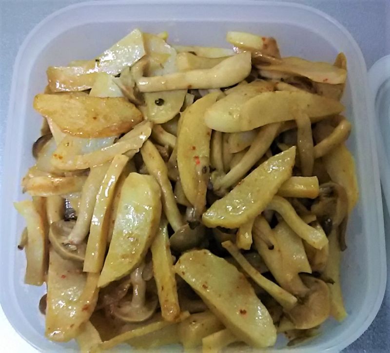 ブナシメジ7と氷蒲鉾のマヨきんぴら