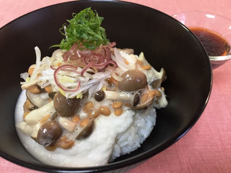 ブナシメジと納豆のミルクとろろ丼♪