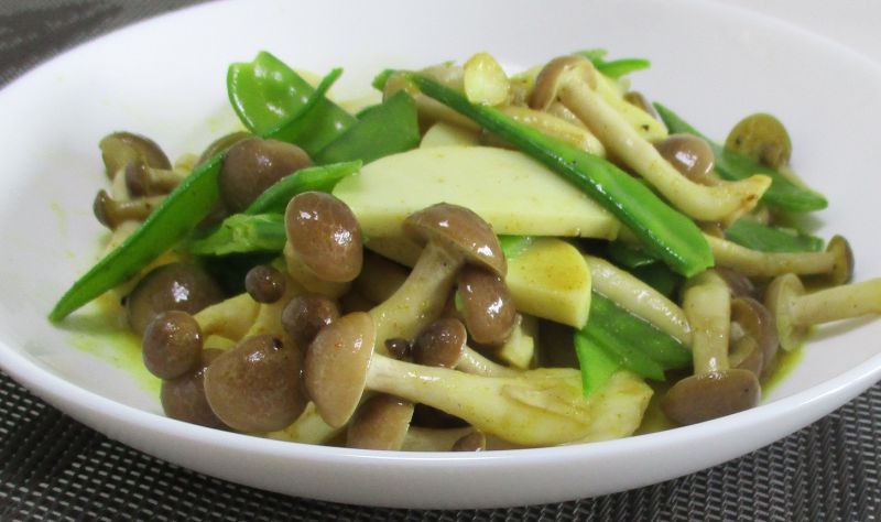 ブナシメジと絹さやのスパイシーソテー