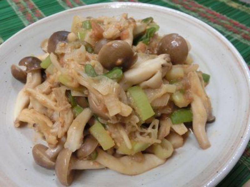 梅入りで作り置きにも♪　きのことねぎのごま味噌炒め